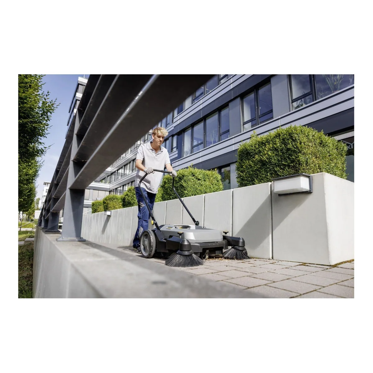 KÄRCHER Handkehrmaschine KM 70/20 C 2SB, 45l Behälter, staubfreies Kehren 3
