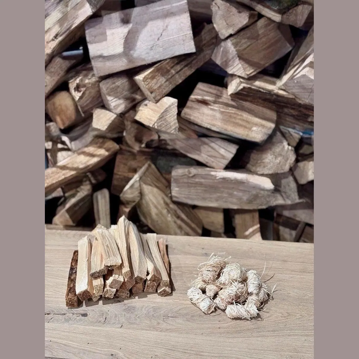LosBudos Kaminholz Buche 25cm, kammertrocken, inklusive Zündholz & Wolle